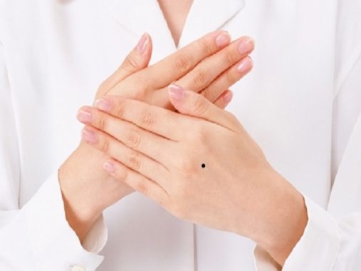 Nốt ruồi trên mu bàn tay có ý nghĩa gì?